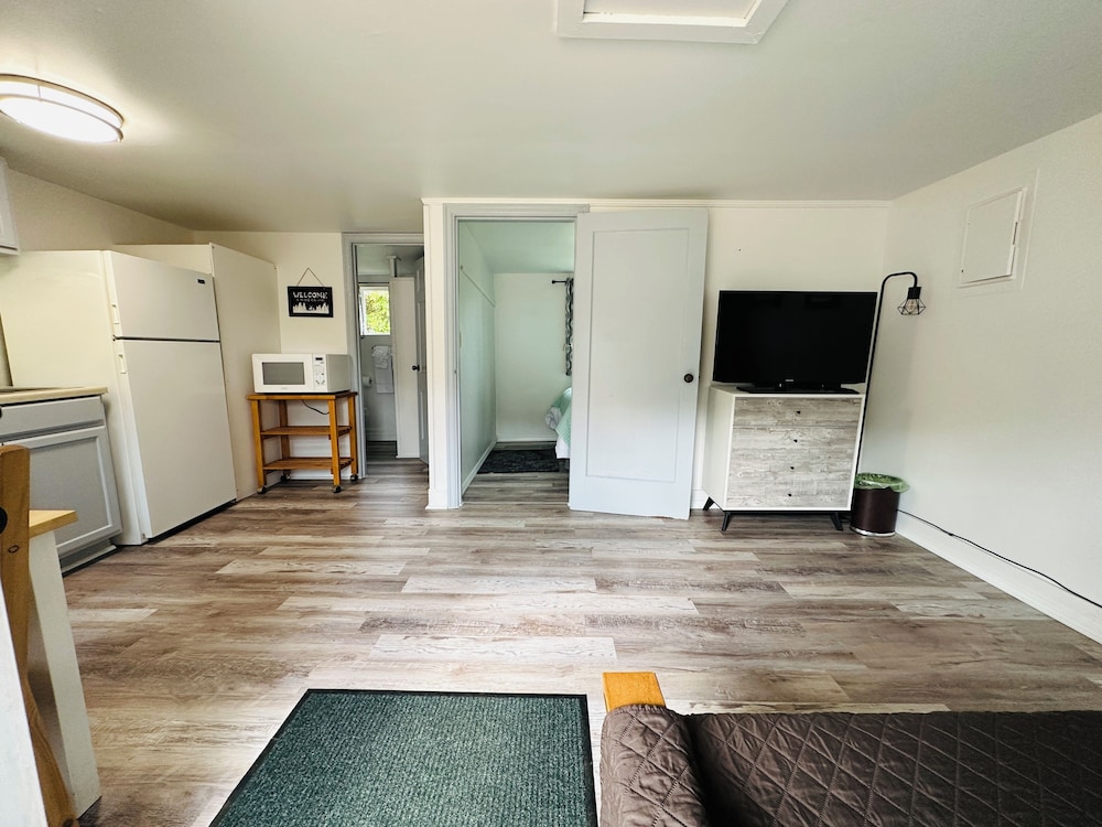 C6 Traditional Cabin, 1 Bedroom, Kitchen, Garden View, Pet Friendly (Fee Applies)