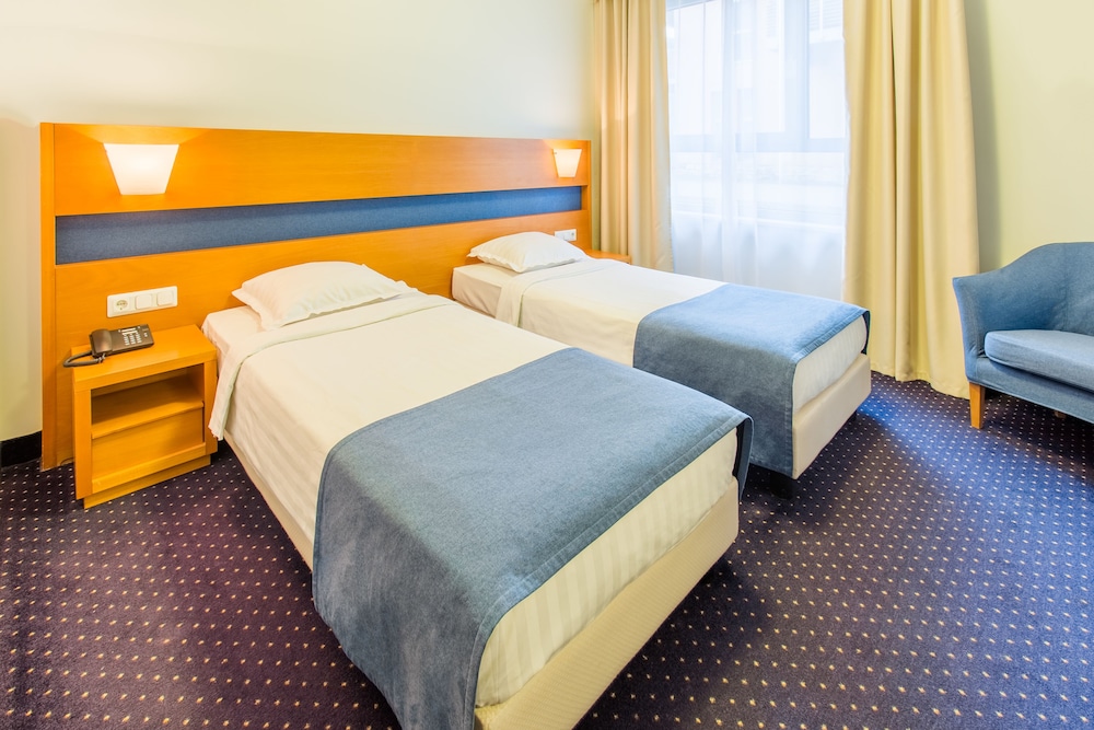 Standard Twin Room - Photo 2