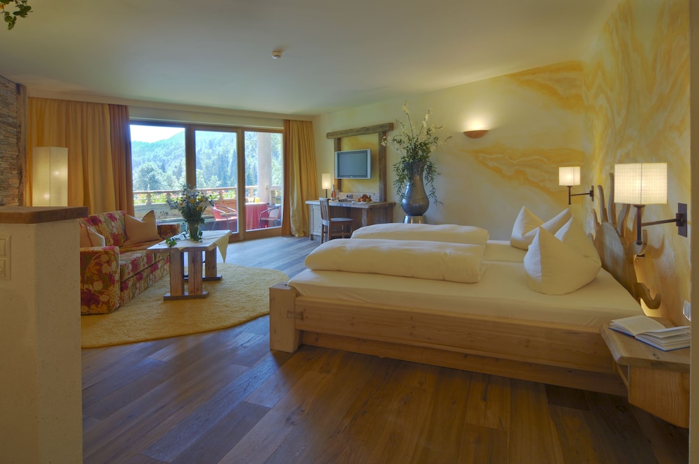 Suite - Photo 1