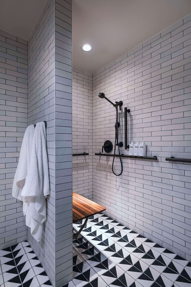 Room, 1 King Bed, Accessible (Shower) - Photo 4