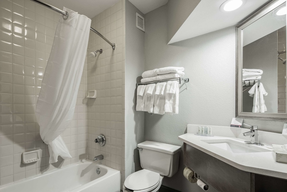 Room, 2 Queen Beds - Photo 4
