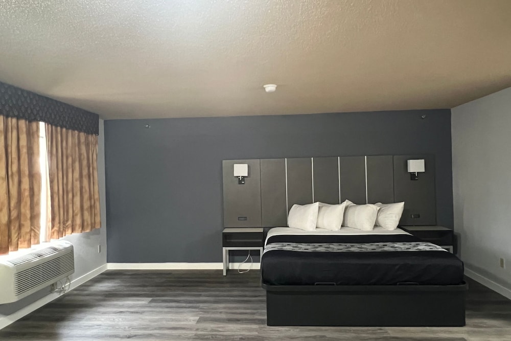 Luxury Suite, 1 King Bed with Sofa bed, Non Smoking - Photo 3