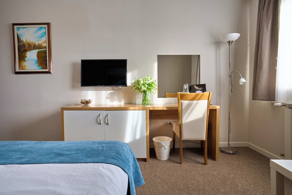Deluxe Double Room, 1 King Bed, Non Smoking, Jetted Tub photo 2