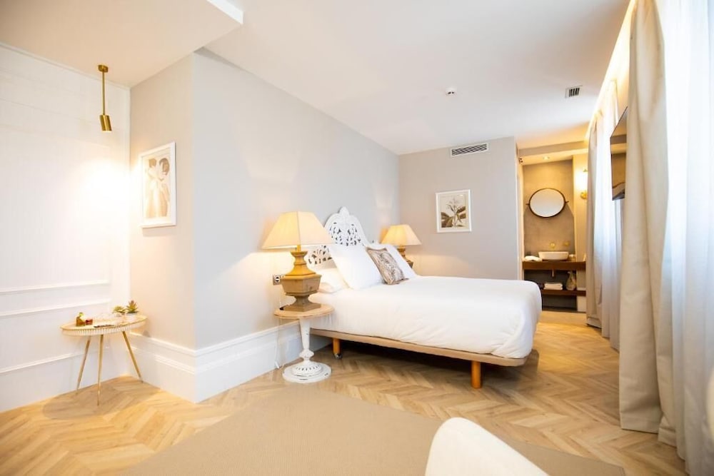 Room 201: Standard Double Room, 1 Queen Bed photo 3