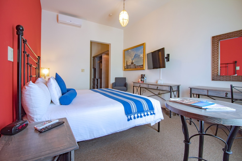 Standard Room, 1 King Bed, Private Bathroom photo 3