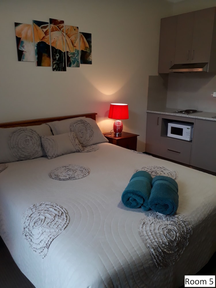 Room 5: Deluxe Queen Room with 50 inch Smart TV located on Ground Floor photo 1