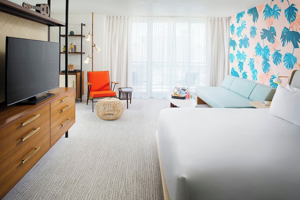 Suite, 1 King Bed, Corner thumbnail 5