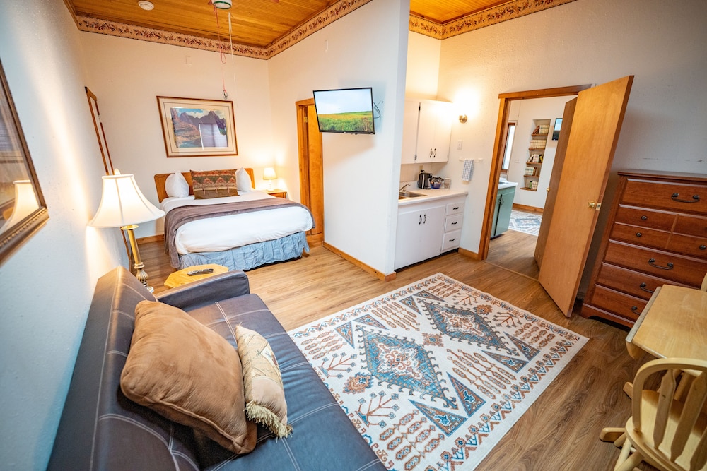 Two Queen Bedroom, Spa Tub, Roadside