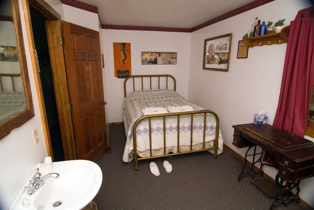 Ma Johnson's Hotel Comfort Double Room photo 3