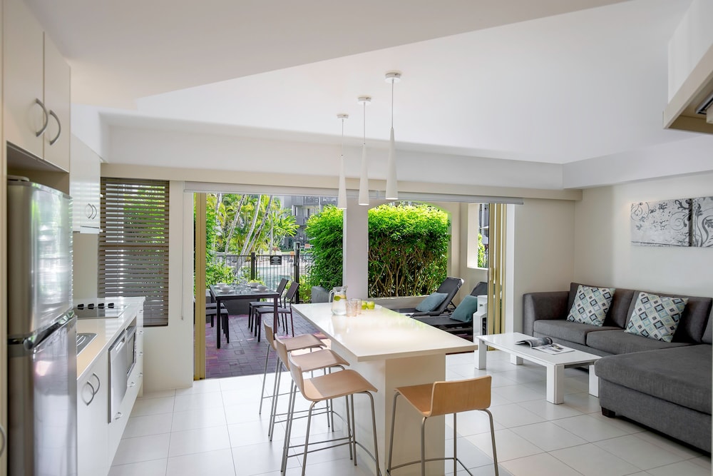 Two Bedroom Poolside Apartment - Photo 8
