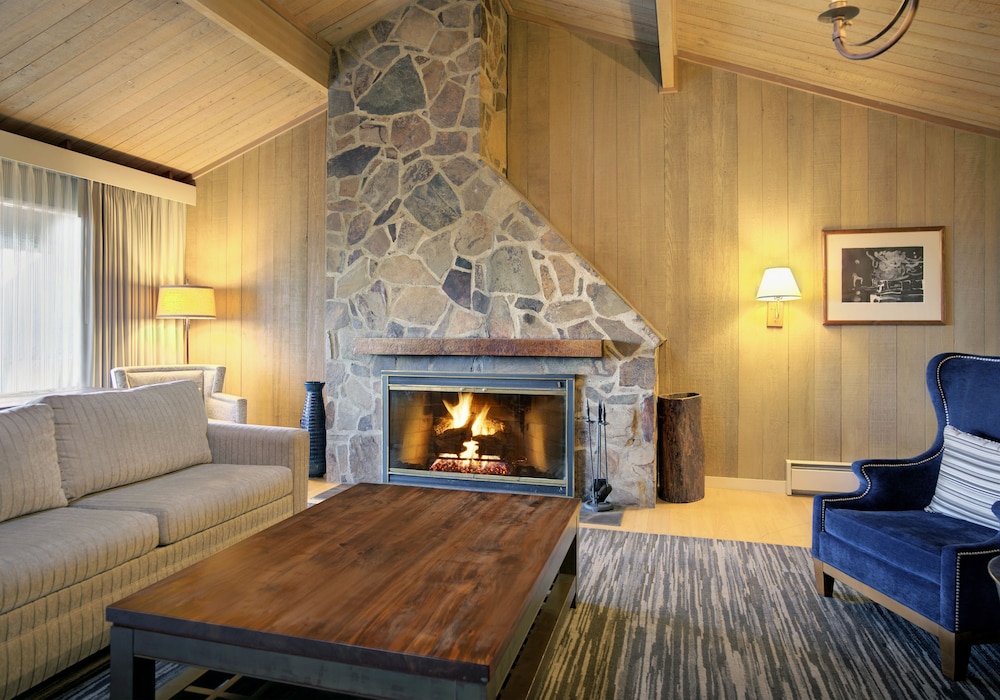 Superior Room, 1 King Bed, Jetted Tub photo 1
