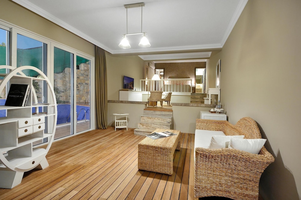 Romantic Suite, 1 Queen Bed, Pool Access, Sea View
