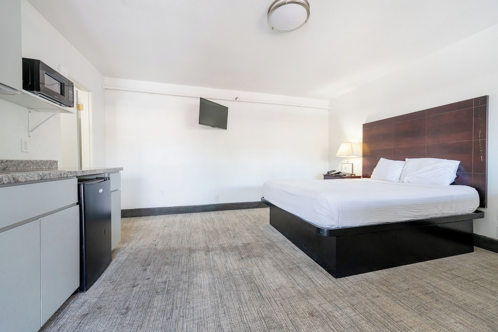 Queen Bed Studio Non-Smoking - Photo 1