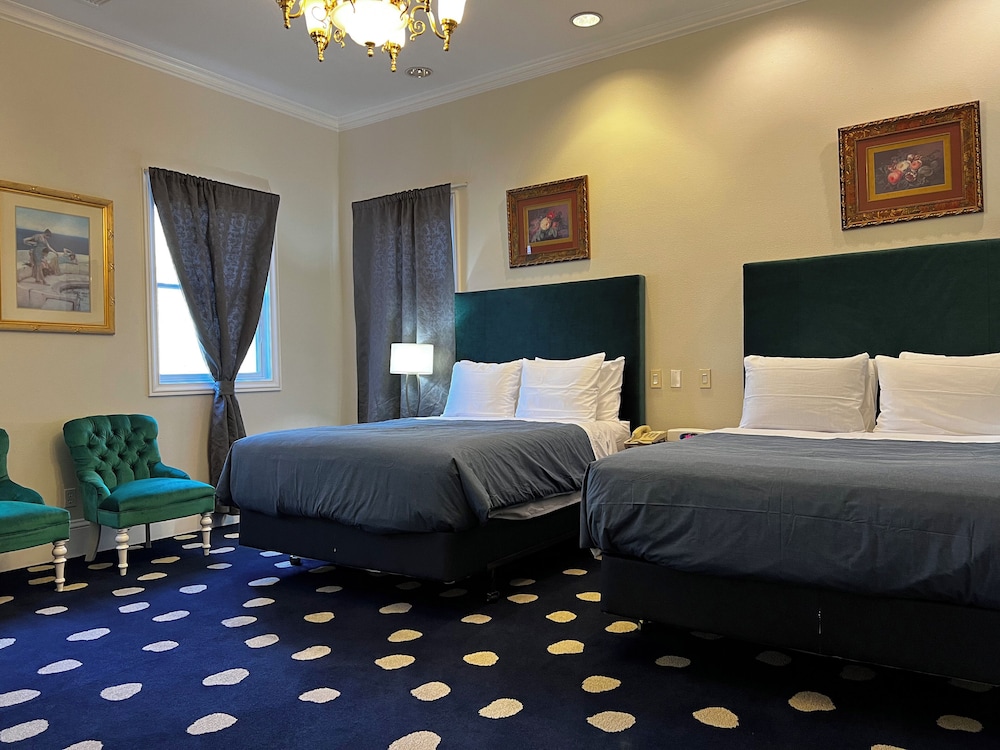 Deluxe Queen Suite photo 3