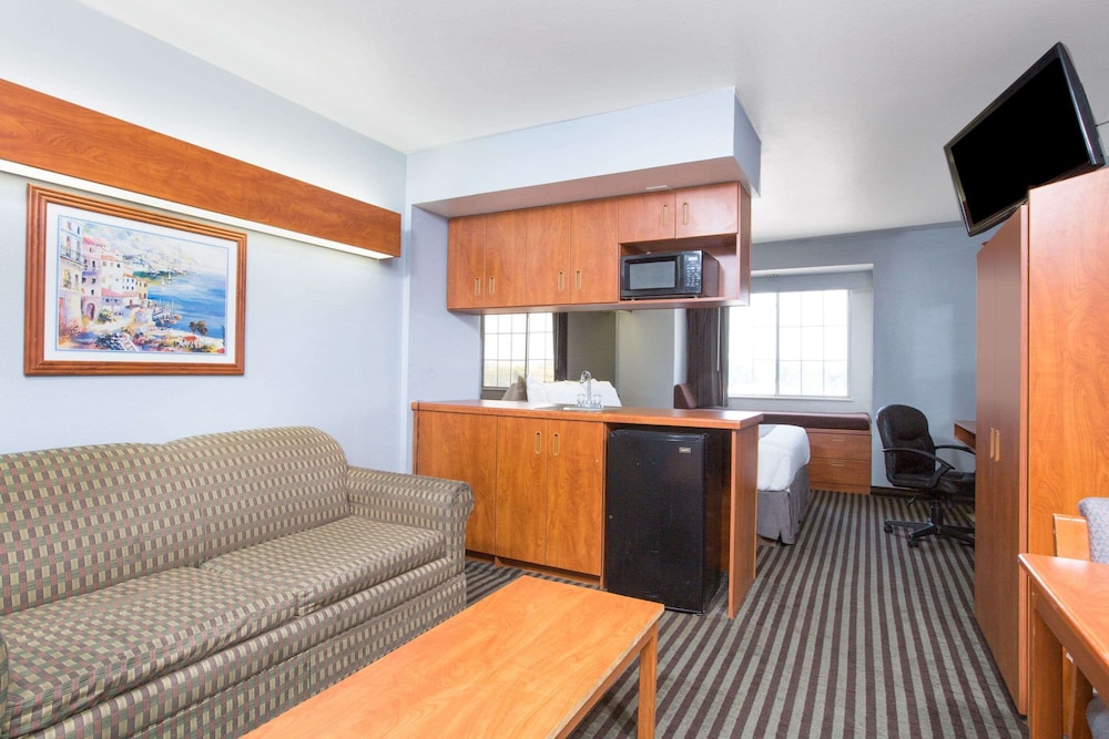 Studio Suite, 1 Queen Bed, Non Smoking - Photo 2