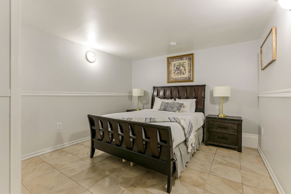 Signature Condo, 4 Bedrooms, Patio
