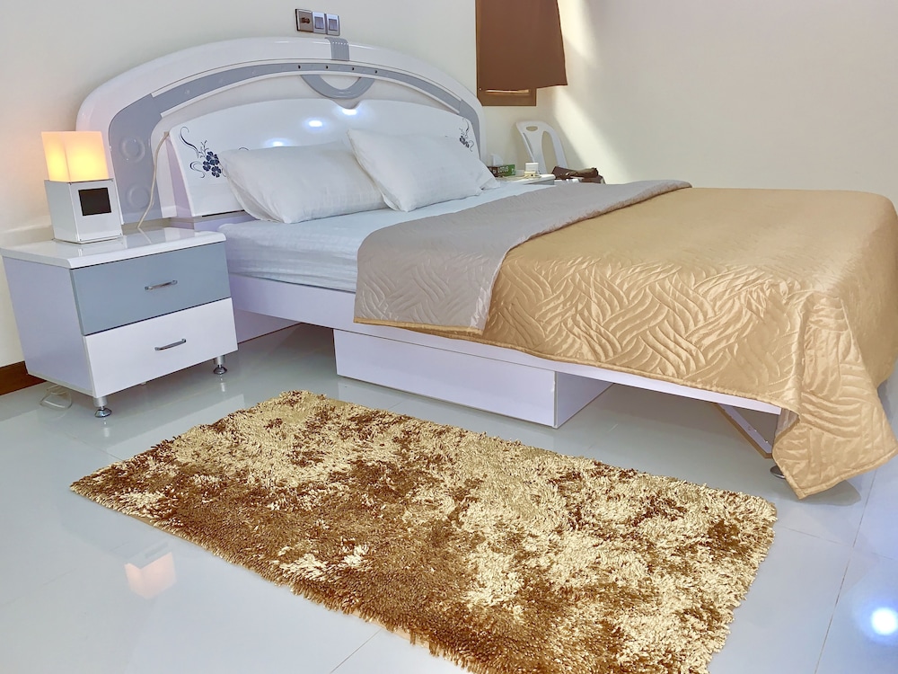 Luxury Suite, 1 King Bed, Accessible, Garden View photo 3