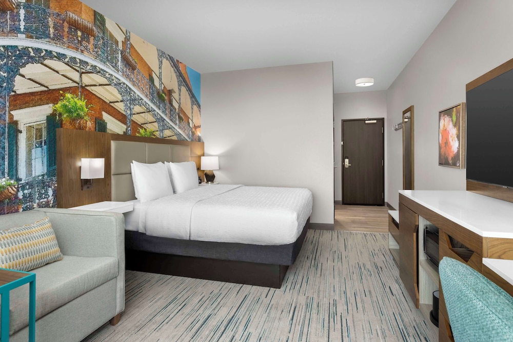 Room, 1 King Bed, Refrigerator - Photo 1