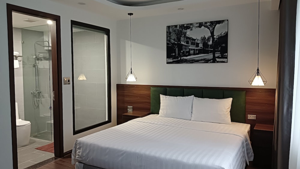 Deluxe Queen Suite with Window