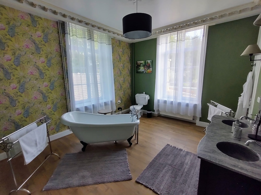 Deluxe Double Room, 1 King Bed, Private Bathroom, Garden View photo 2