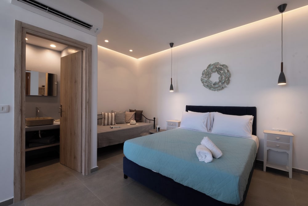 Junior Suite, Hot Tub, Beachside (3 Guests)