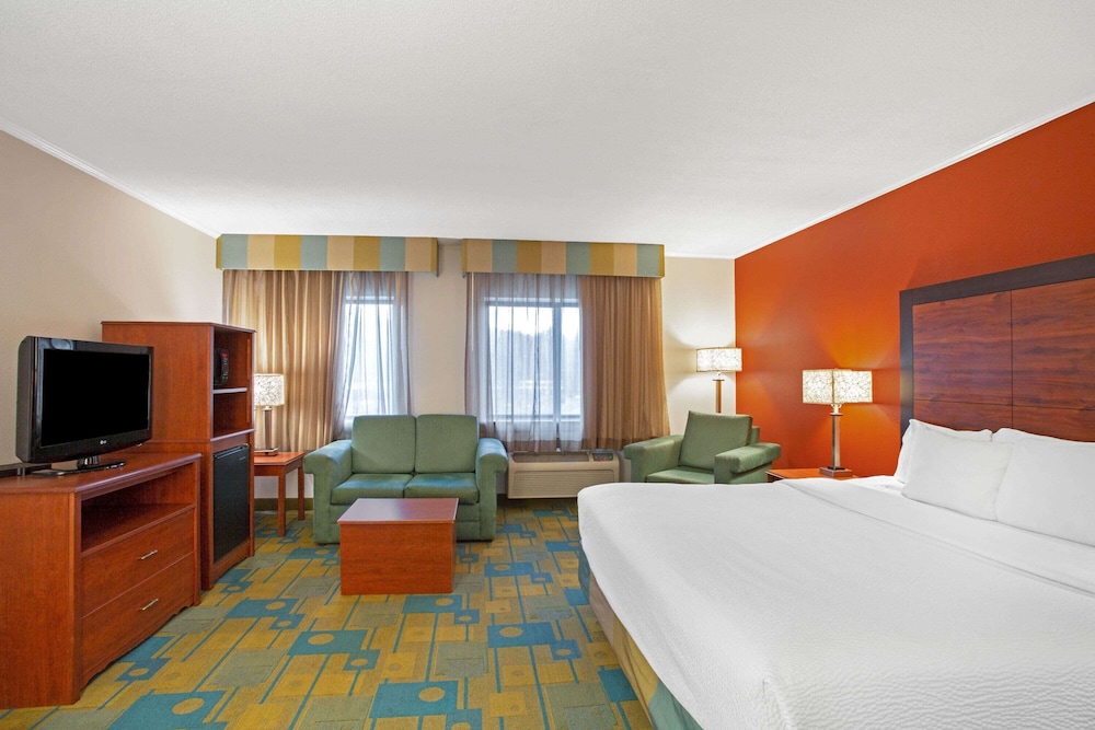 Deluxe Room, 1 King Bed, Non Smoking (Deluxe Executive Room) - Photo 3