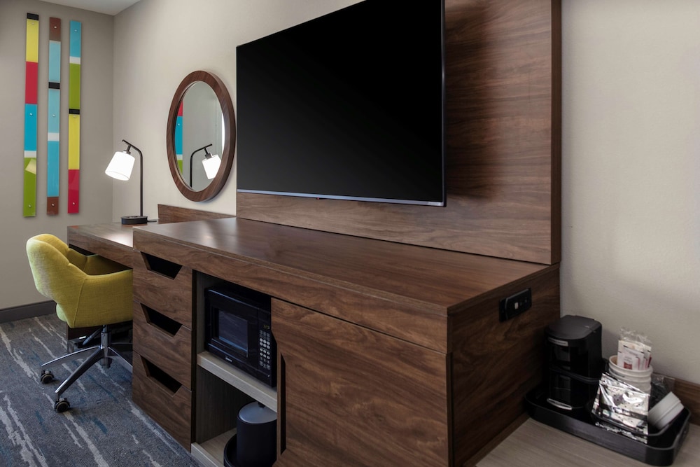 Room, 1 King Bed, Accessible, Bathtub (Mobility & Hearing) - Photo 2