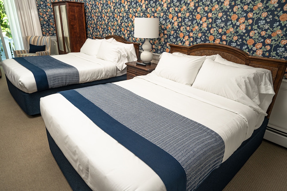 Premium Room, 2 Queen Beds, Balcony, Garden View photo 3