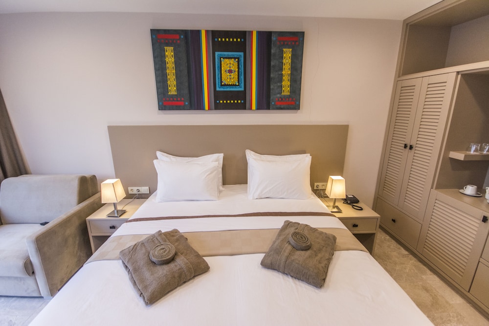 Deluxe Room, Pool View photo 3