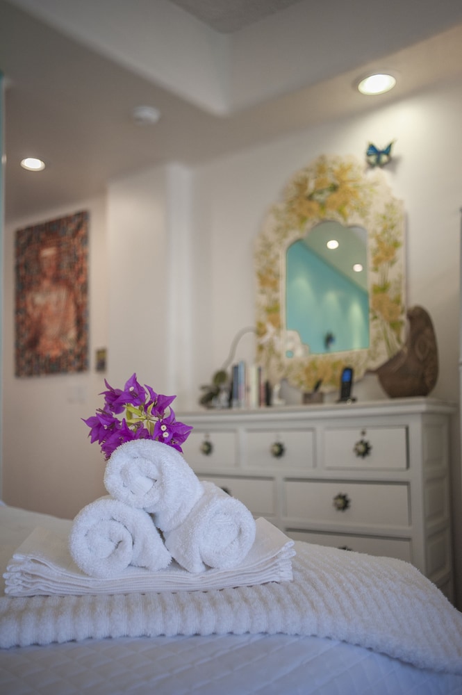 Signature Studio Suite, 1 King Bed with Sofa bed, Pool Access, Ocean View