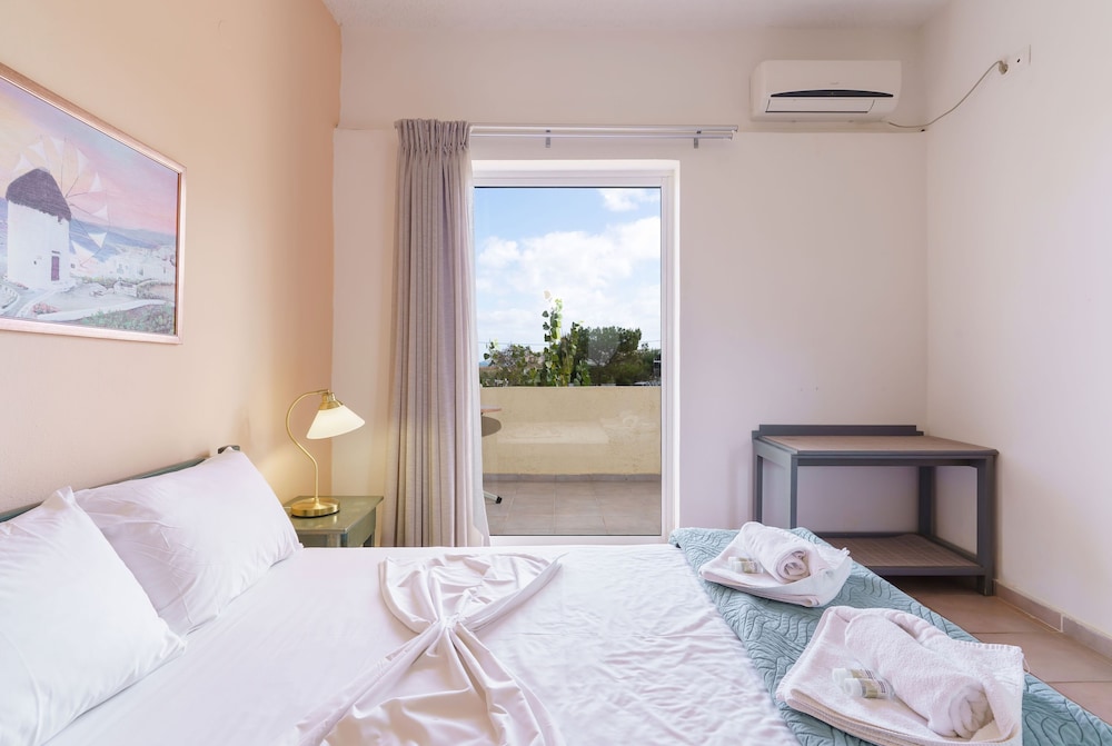 Classic Quadruple Room, Partial Sea View photo 3