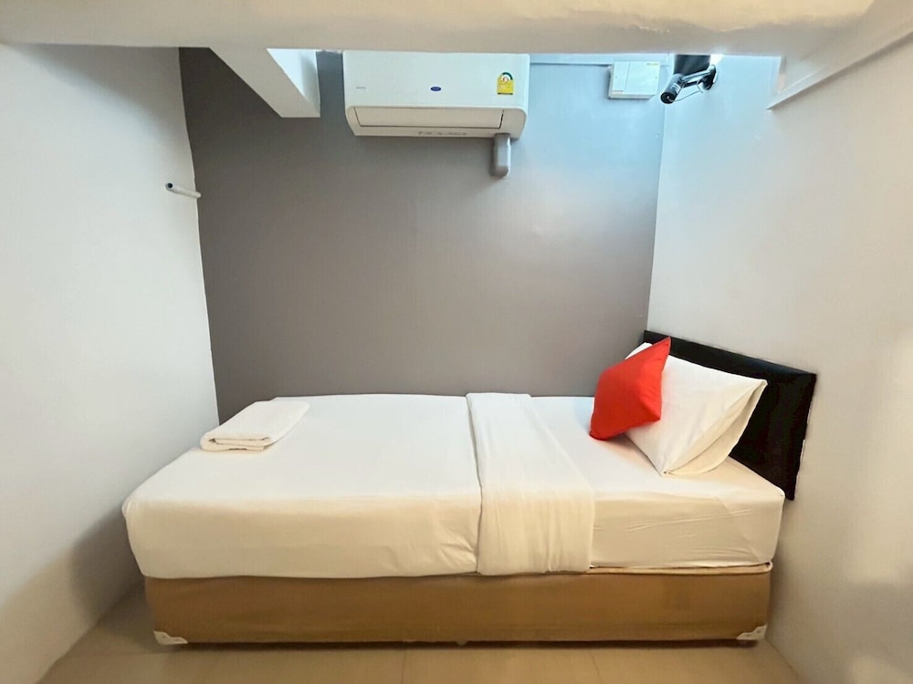 Basic Single Room with Shared Bathroom