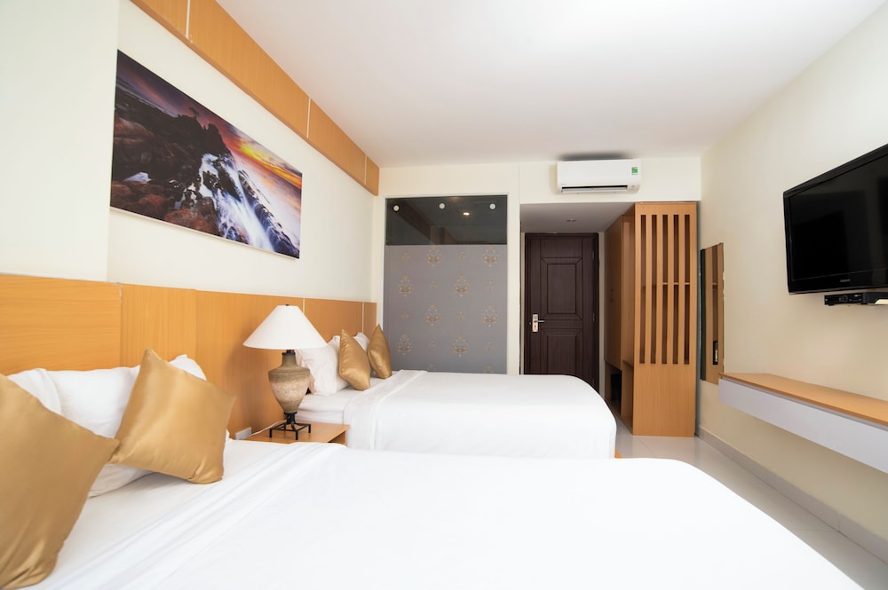 Family Shared Dormitory, 2 Queen Beds, Mountain View