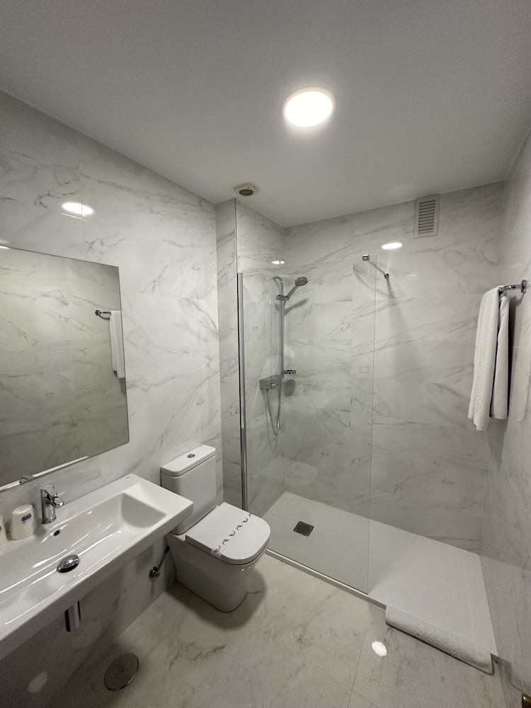 Standard Double or Twin Room - Photo 21
