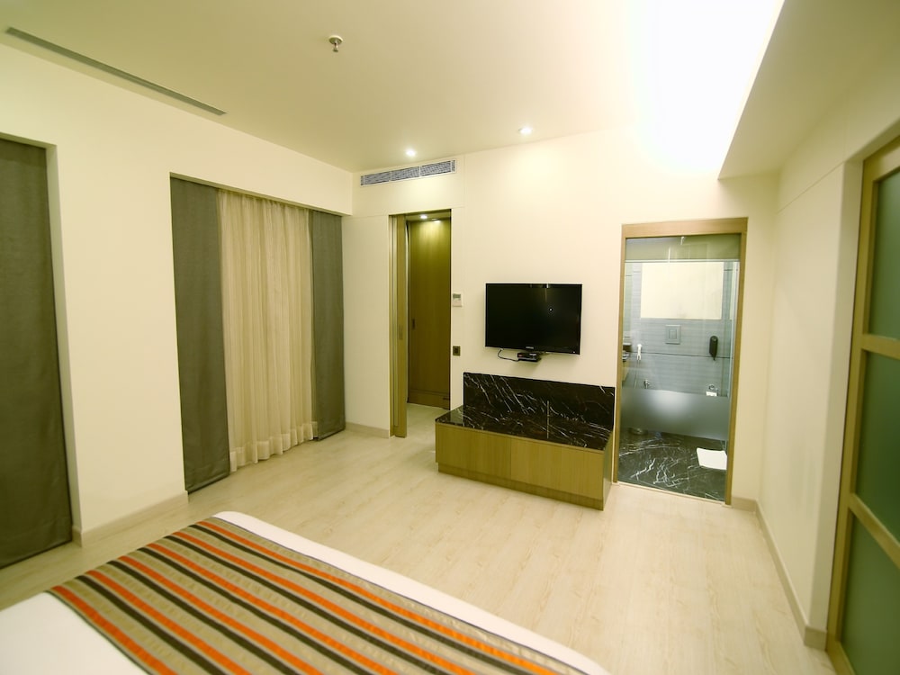 Premium Suite, 1 King Bed photo 3