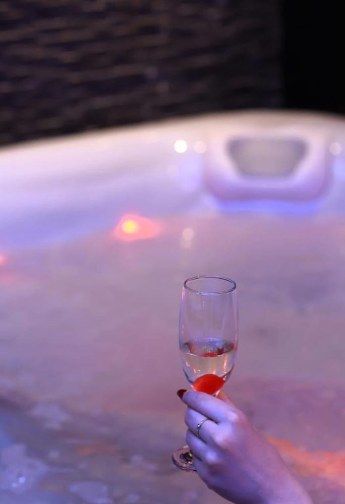Suite, Hot Tub photo 3