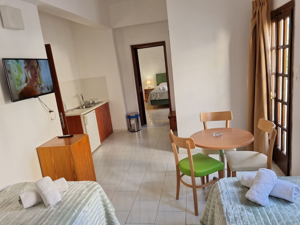 Quadruple Suite, Pool View