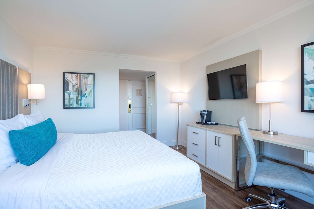Suite, 1 Queen Bed, Refrigerator, Harbor View (With Sofabed) - Photo 2