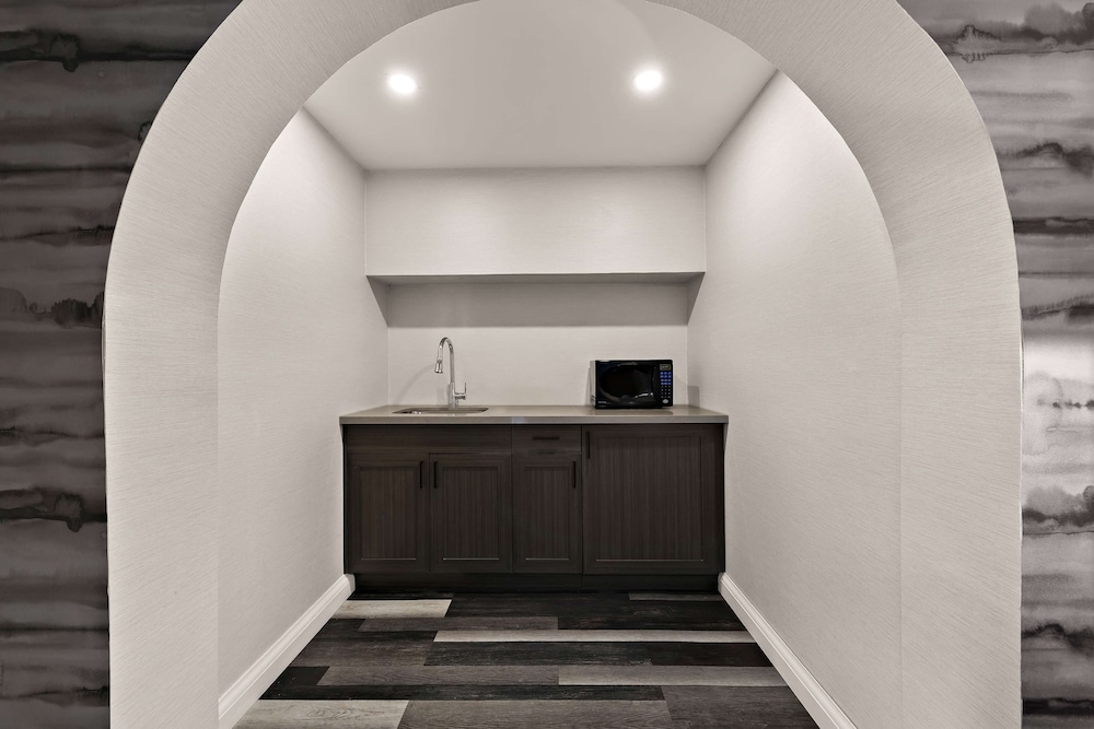 Standard Room, 1 King Bed, Non Smoking, Balcony (Walk-in Shower) - Photo 4