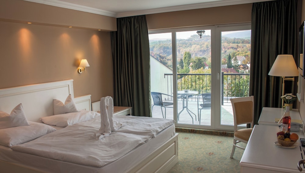 Deluxe Apartment, Pool View