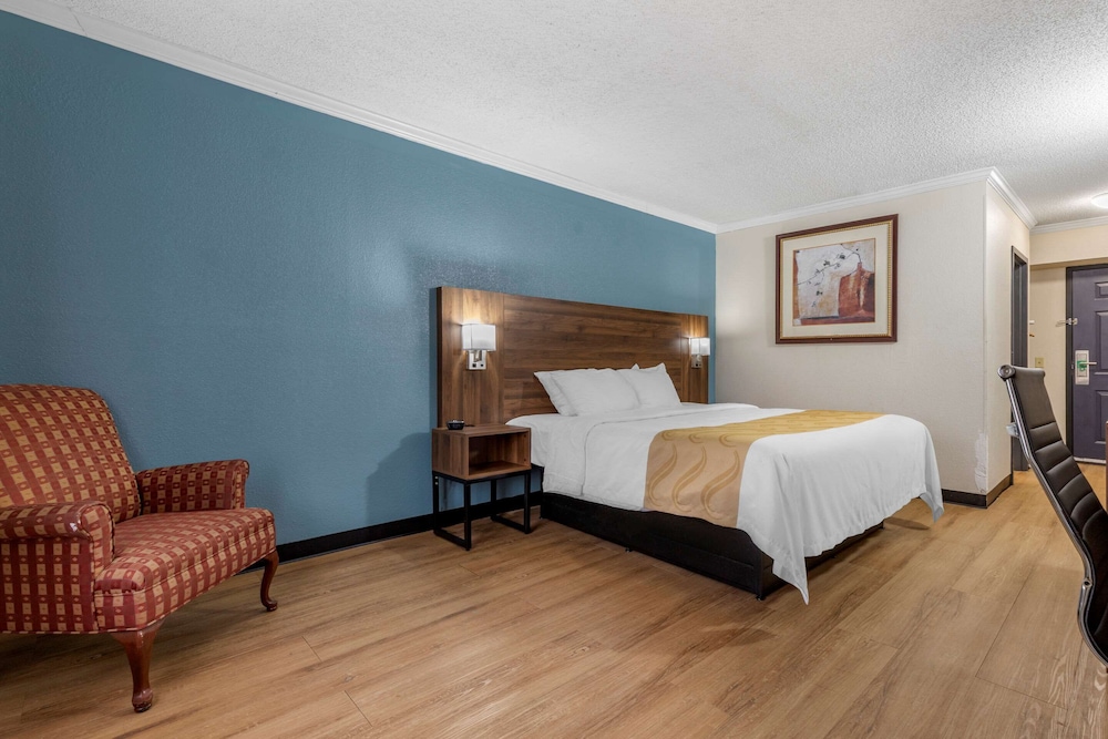 Standard Room, 1 King Bed, Non Smoking - Photo 2