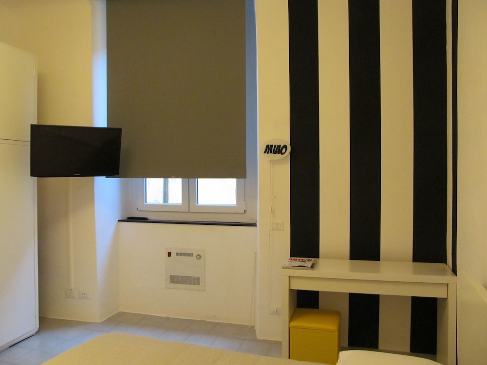 Room, 1 Large Twin Bed, Shared Bathroom photo 1
