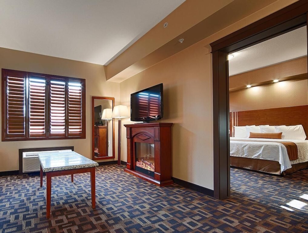 Suite, 1 King Bed, Non Smoking photo 1