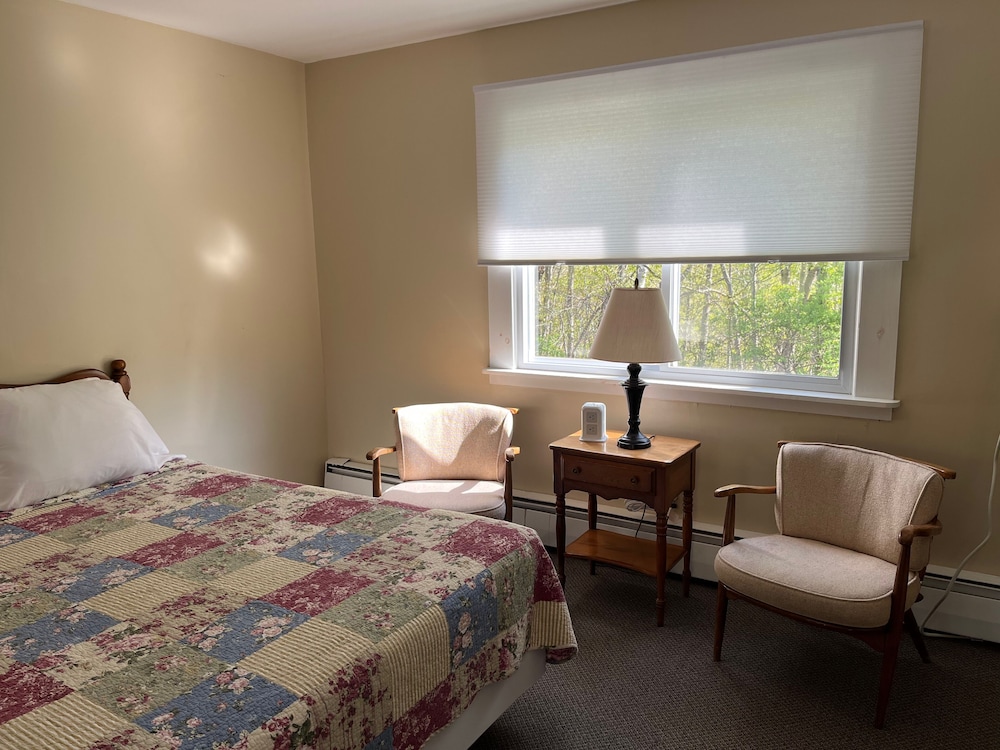 Quadruple Room, 2 Queen Beds, Mountain View photo 3