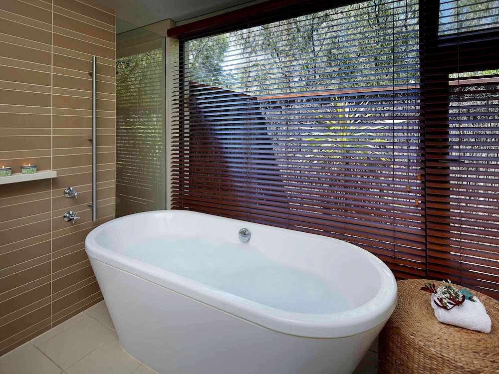 Room, One Bedroom, Lake View - Photo 7