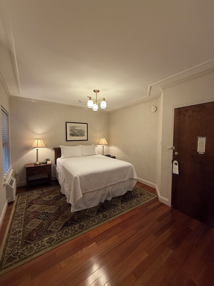 Standard Room, 1 Queen Bed (Standard Queen)