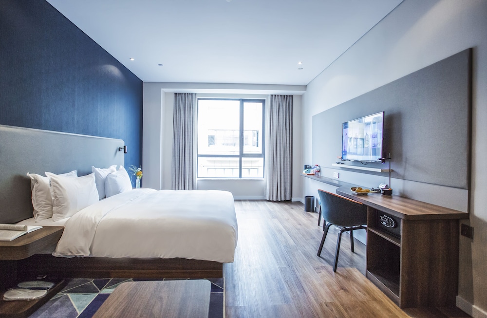 Standard Room, 1 Queen Bed, River View