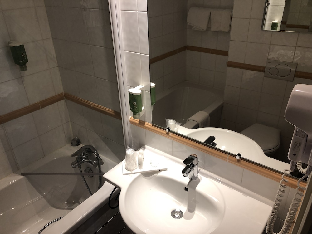 Single Room thumbnail 6