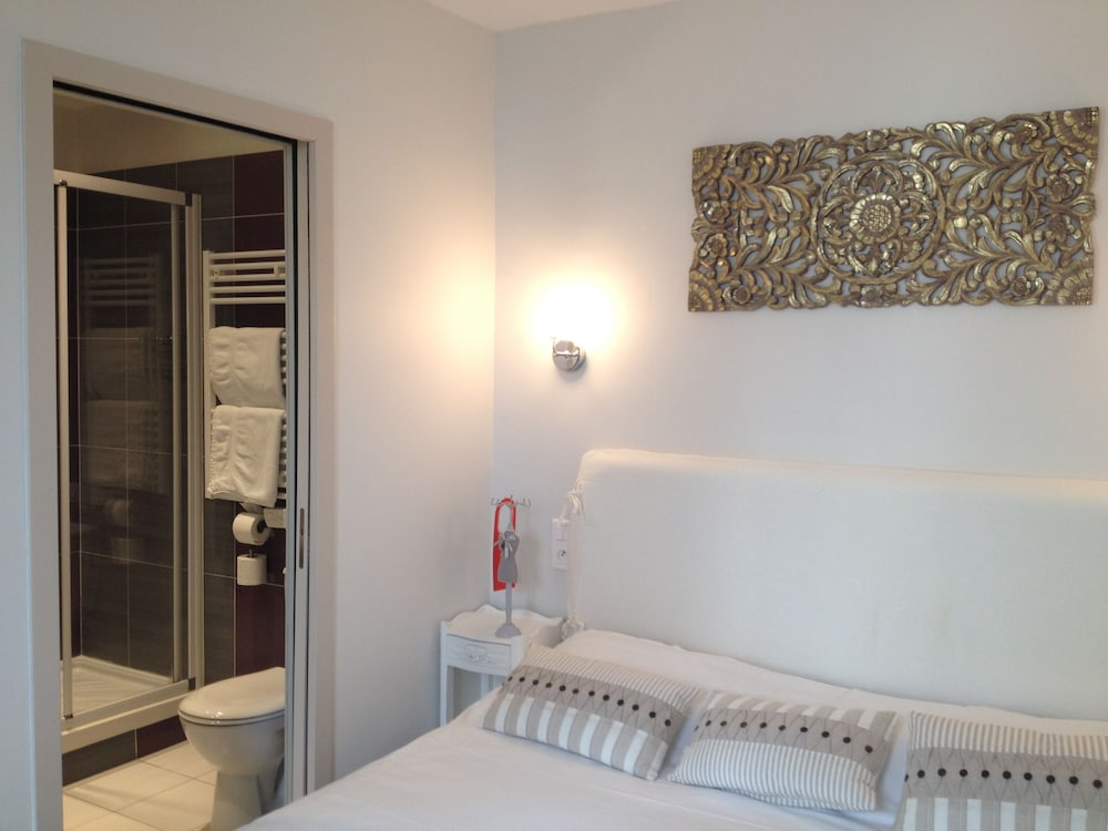 Comfort Double Room, Pool Access photo 2