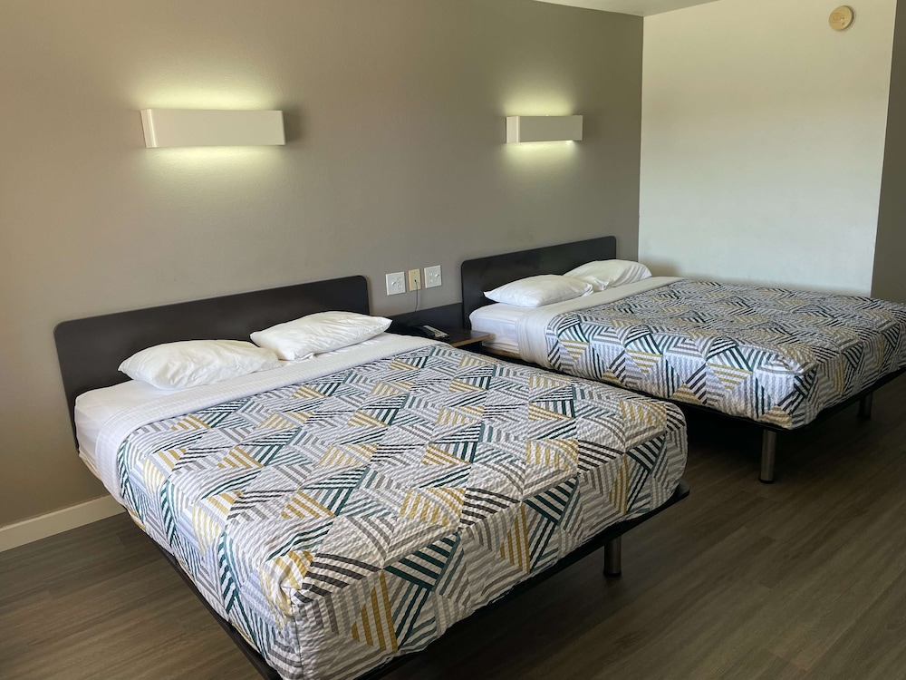 Standard Room, 2 Double Beds, Non Smoking photo 3